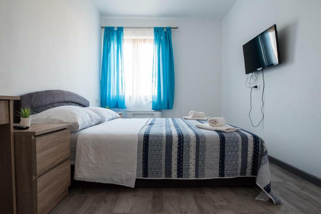 Apartments Mario Малинска Екстериор снимка
