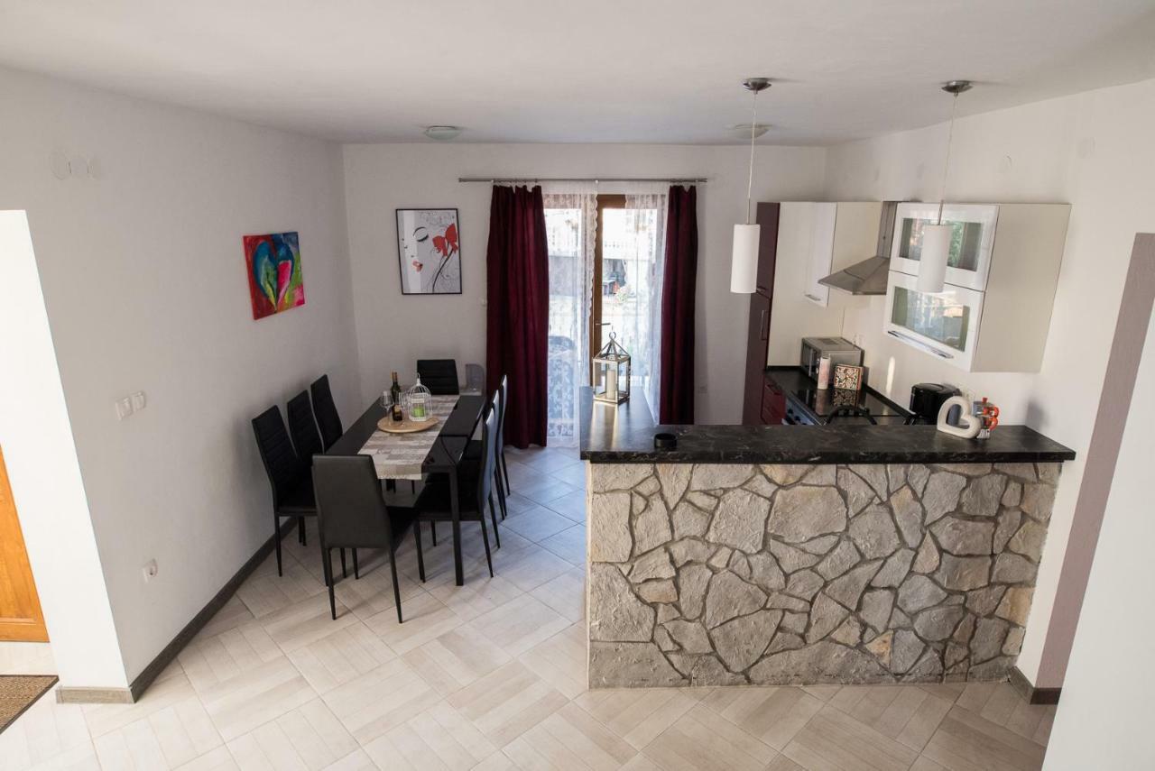 Apartments Mario Малинска Екстериор снимка