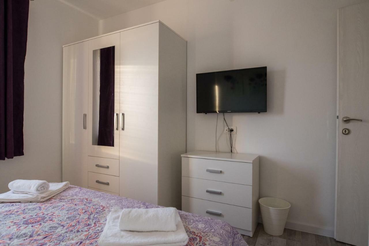 Apartments Mario Малинска Екстериор снимка